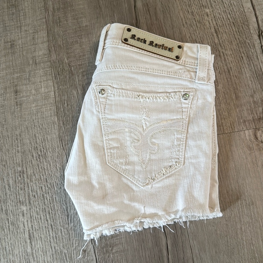 ✨Rock Revival white jean short size 28